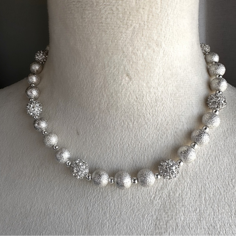 Gloria Vanderbilt Pave Crystal Beaded Jewelry Necklace Silver 8$